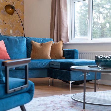 Stylish 4 Bedroom Spacious Retreat With Parking - Sleeps 10 - Families & Contractors Canterbury Dış mekan fotoğraf