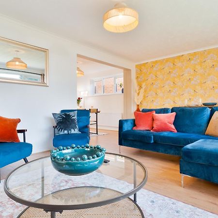 Stylish 4 Bedroom Spacious Retreat With Parking - Sleeps 10 - Families & Contractors Canterbury Dış mekan fotoğraf