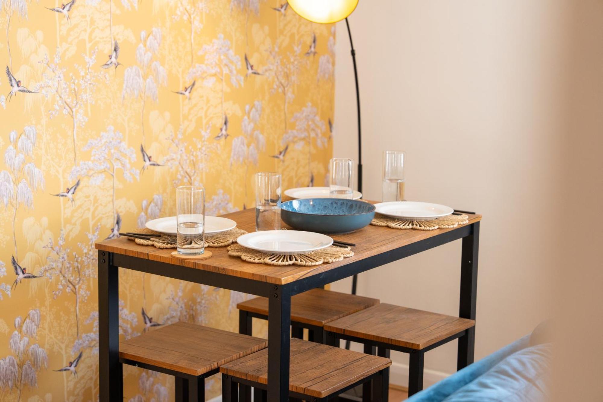 Stylish 4 Bedroom Spacious Retreat With Parking - Sleeps 10 - Families & Contractors Canterbury Dış mekan fotoğraf