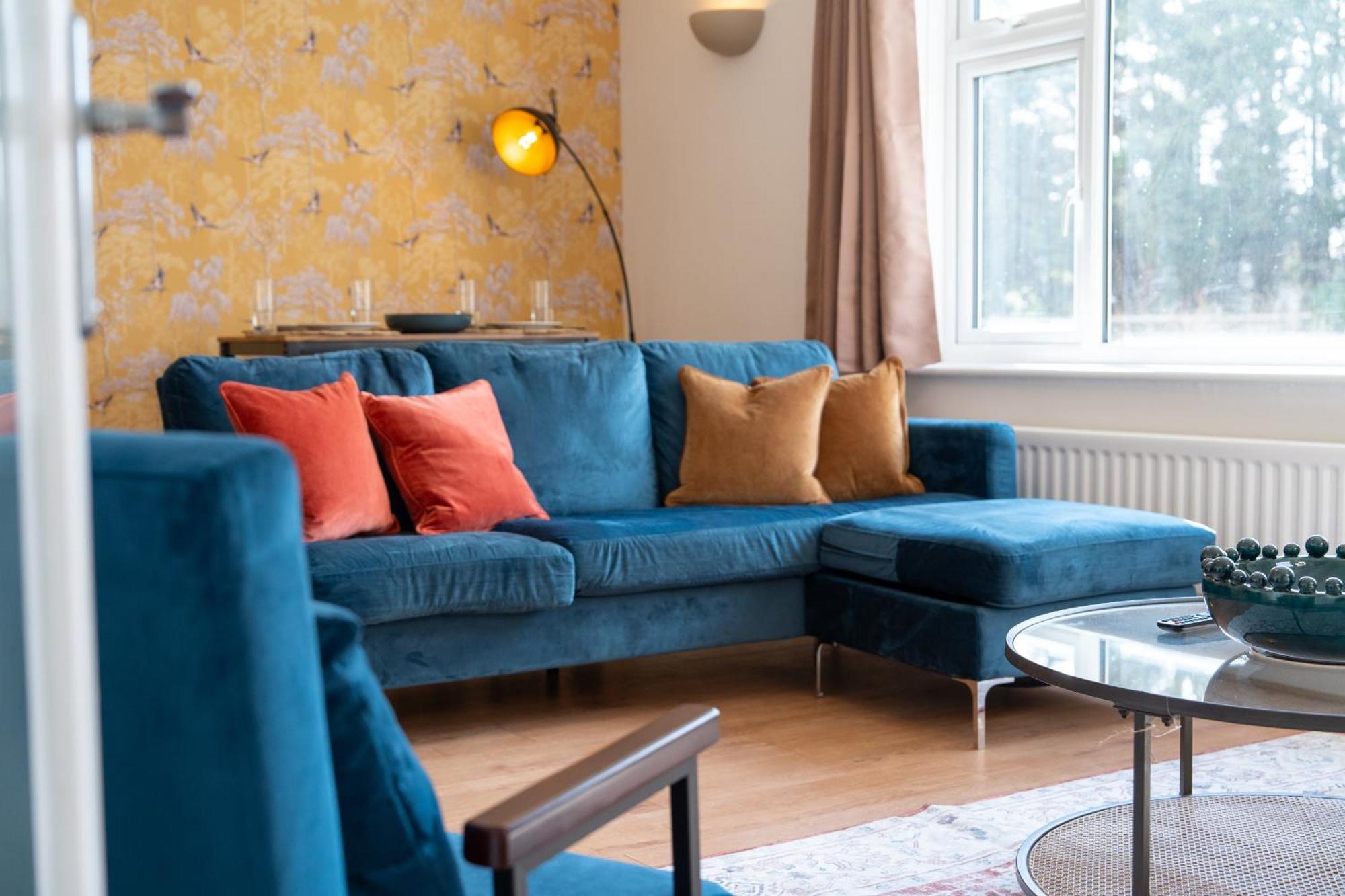 Stylish 4 Bedroom Spacious Retreat With Parking - Sleeps 10 - Families & Contractors Canterbury Dış mekan fotoğraf