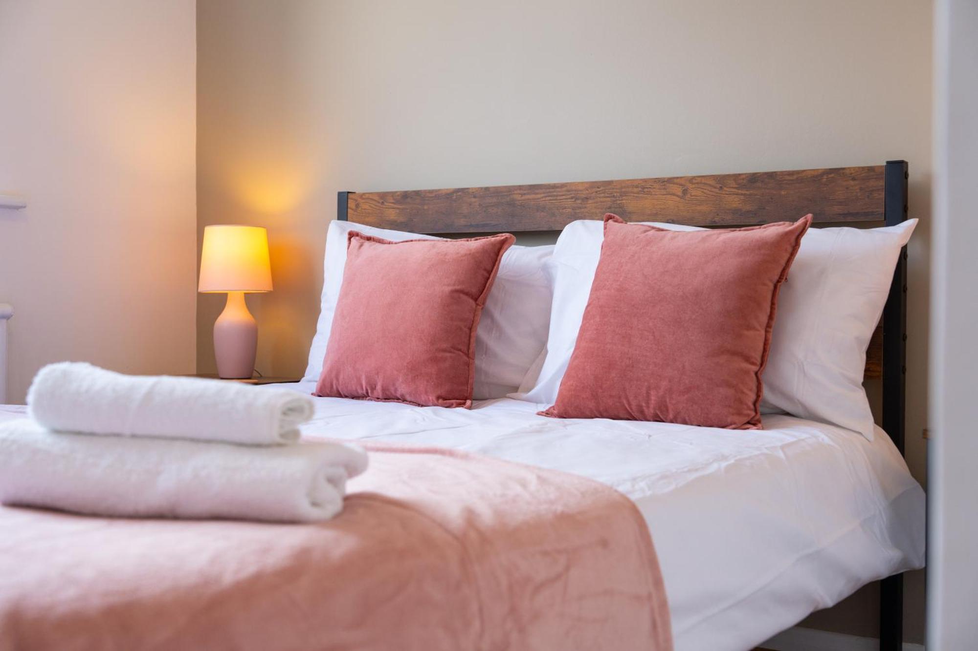 Stylish 4 Bedroom Spacious Retreat With Parking - Sleeps 10 - Families & Contractors Canterbury Dış mekan fotoğraf