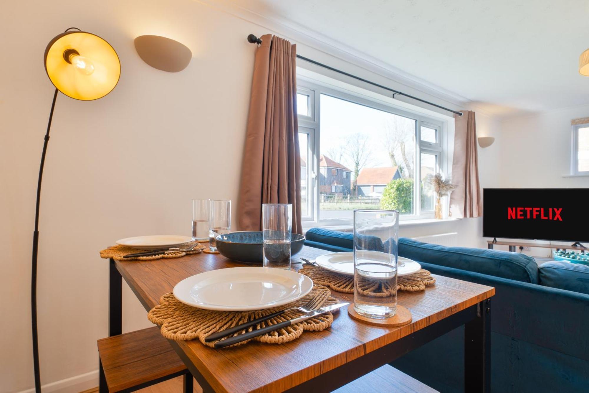 Stylish 4 Bedroom Spacious Retreat With Parking - Sleeps 10 - Families & Contractors Canterbury Dış mekan fotoğraf
