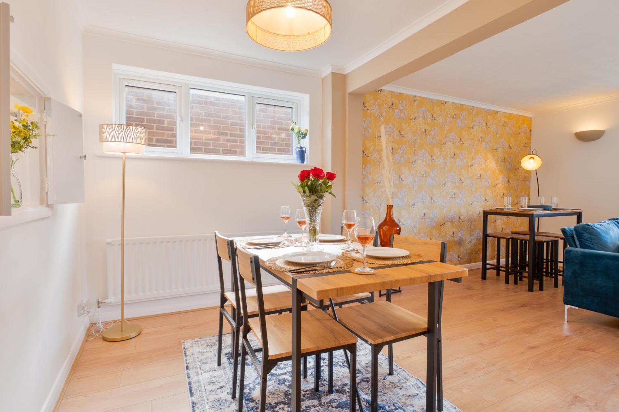 Stylish 4 Bedroom Spacious Retreat With Parking - Sleeps 10 - Families & Contractors Canterbury Dış mekan fotoğraf