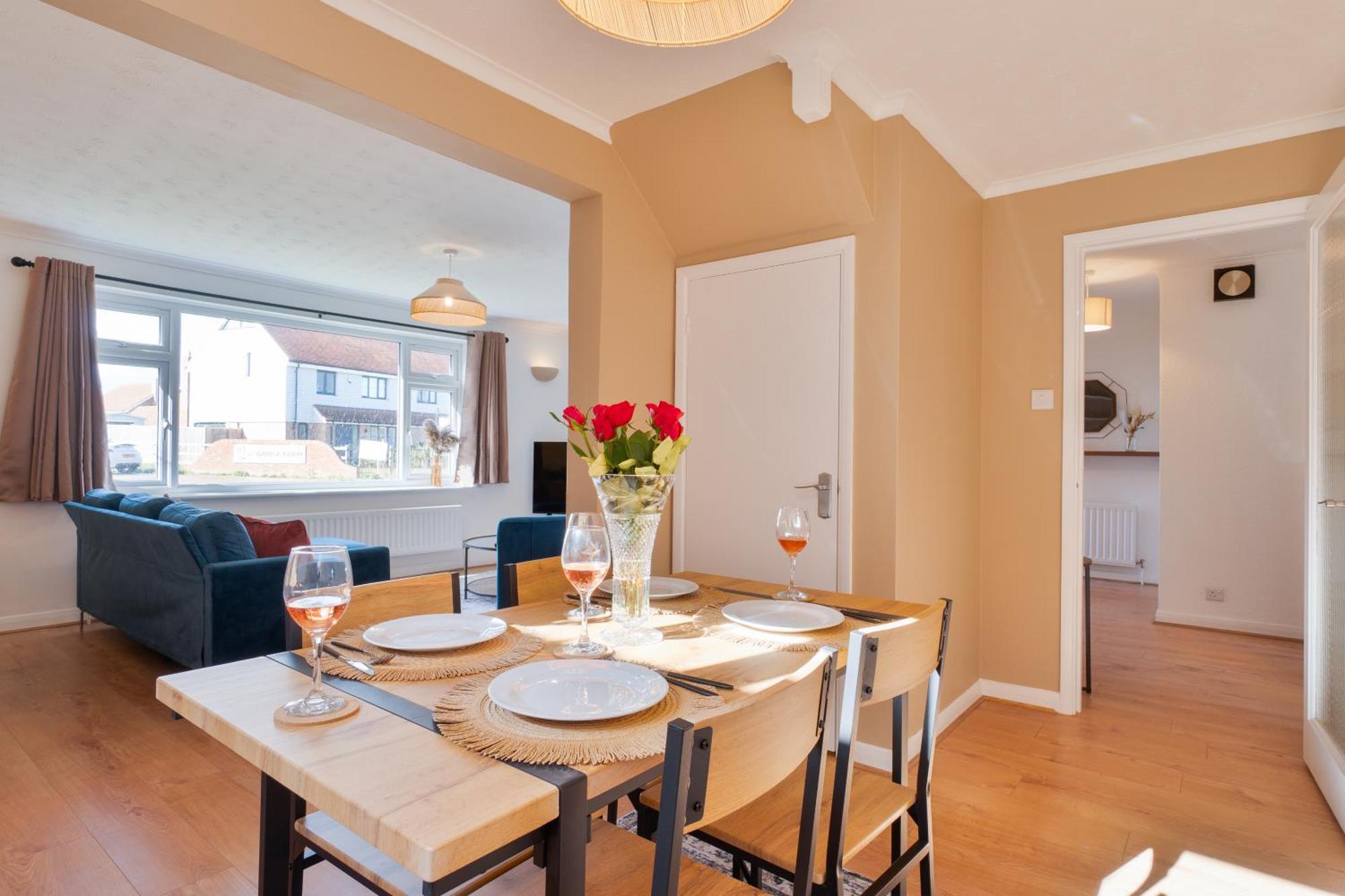 Stylish 4 Bedroom Spacious Retreat With Parking - Sleeps 10 - Families & Contractors Canterbury Dış mekan fotoğraf