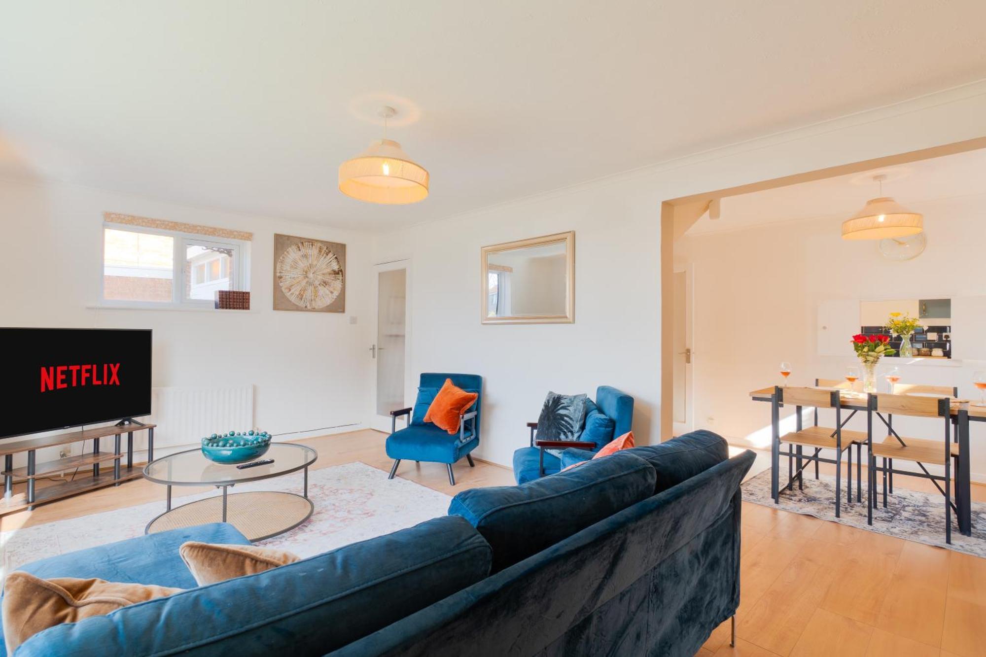 Stylish 4 Bedroom Spacious Retreat With Parking - Sleeps 10 - Families & Contractors Canterbury Dış mekan fotoğraf