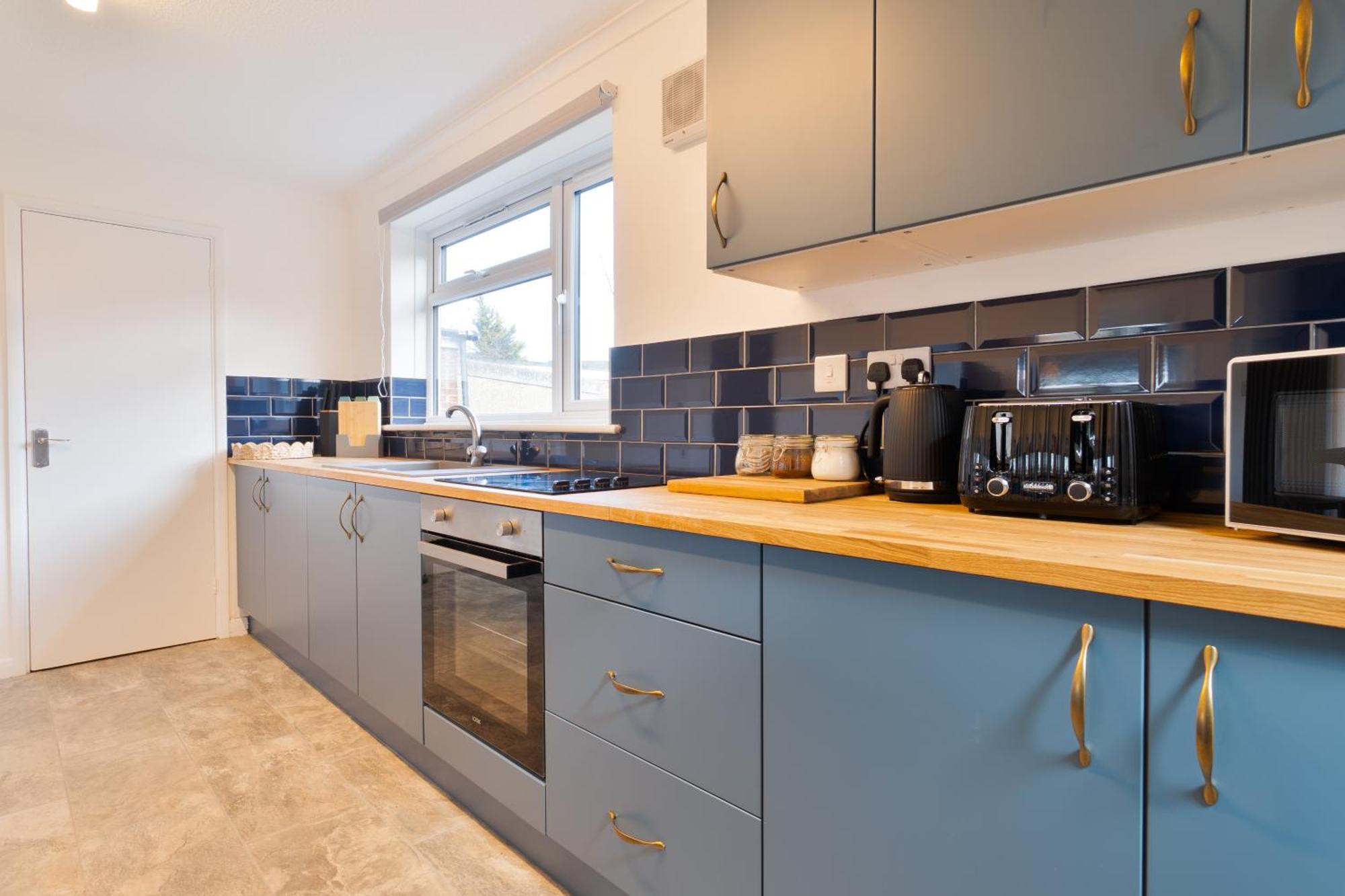 Stylish 4 Bedroom Spacious Retreat With Parking - Sleeps 10 - Families & Contractors Canterbury Dış mekan fotoğraf