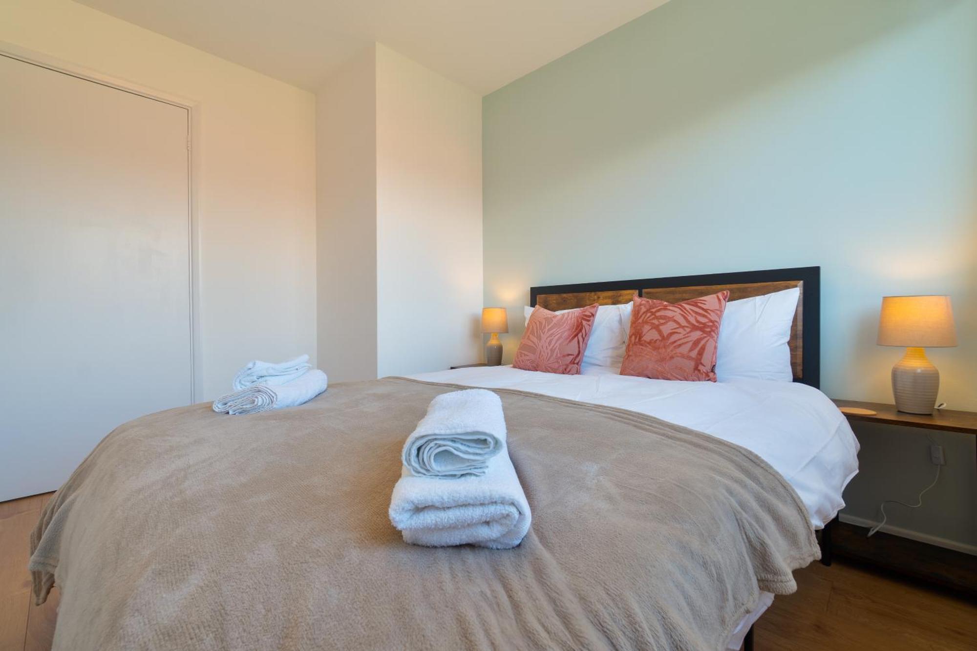 Stylish 4 Bedroom Spacious Retreat With Parking - Sleeps 10 - Families & Contractors Canterbury Dış mekan fotoğraf