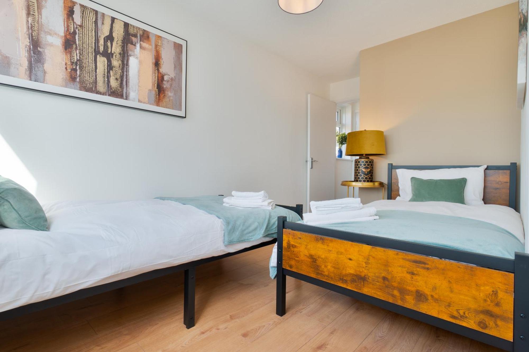 Stylish 4 Bedroom Spacious Retreat With Parking - Sleeps 10 - Families & Contractors Canterbury Dış mekan fotoğraf