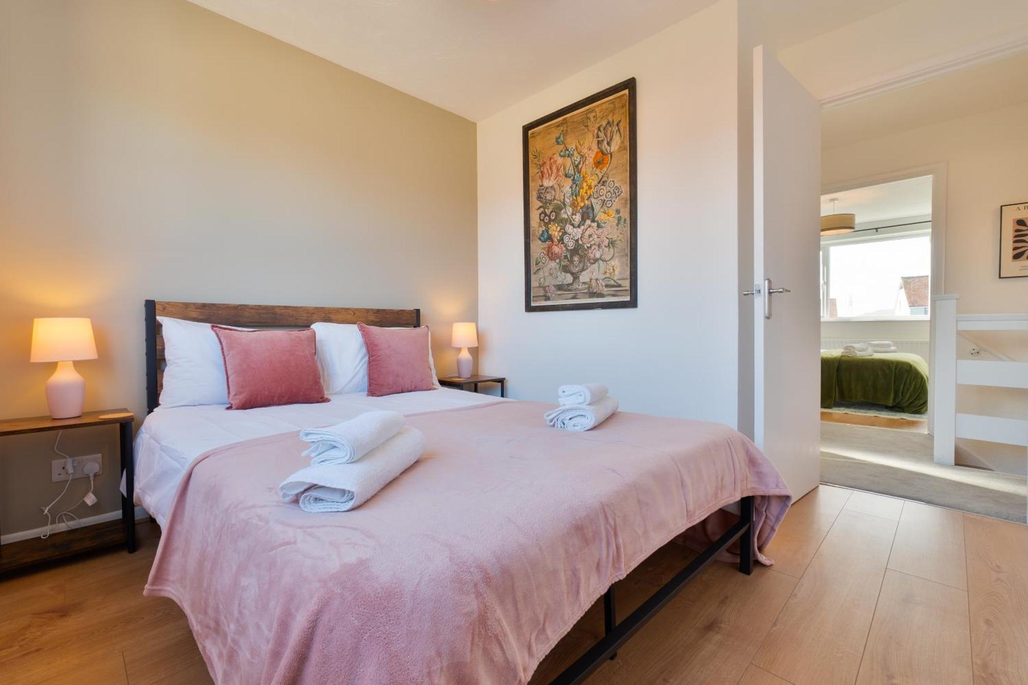 Stylish 4 Bedroom Spacious Retreat With Parking - Sleeps 10 - Families & Contractors Canterbury Dış mekan fotoğraf