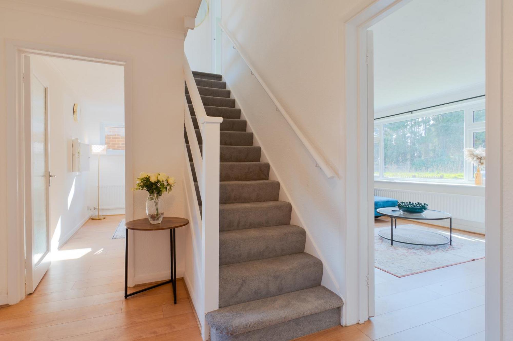 Stylish 4 Bedroom Spacious Retreat With Parking - Sleeps 10 - Families & Contractors Canterbury Dış mekan fotoğraf