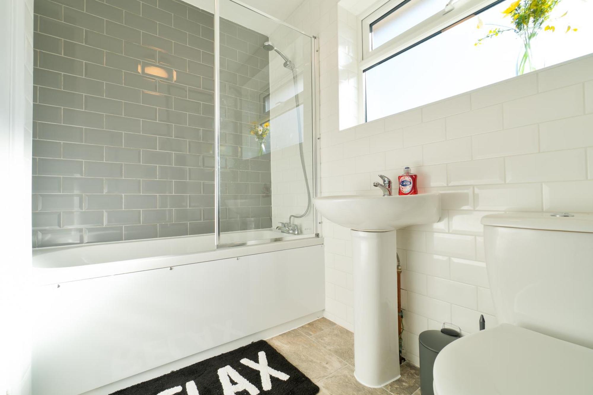 Stylish 4 Bedroom Spacious Retreat With Parking - Sleeps 10 - Families & Contractors Canterbury Dış mekan fotoğraf